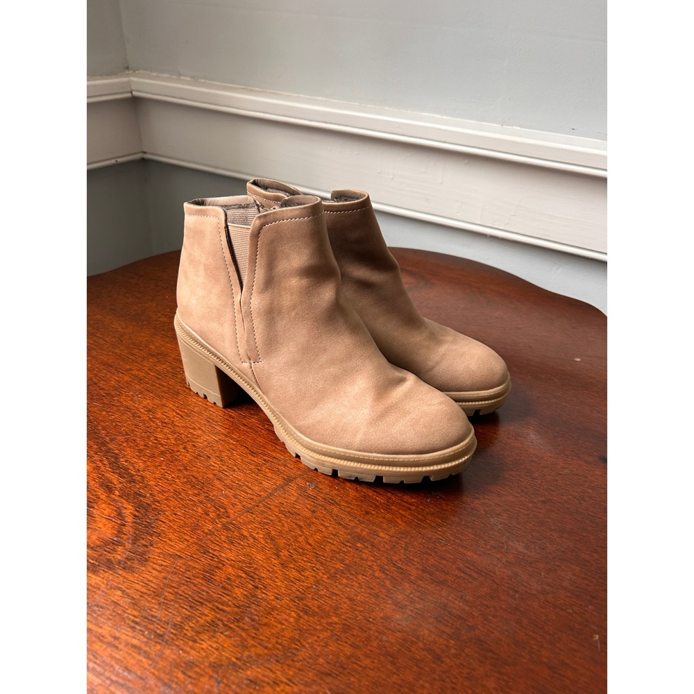 Jellypop Natania Taupe Tan Faux Suede Lug Sole Block Heel Ankle Boots Womens 7.5
